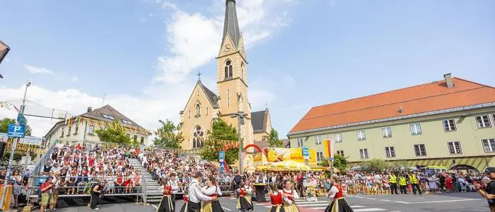 Die Ehrentribüne beim Trachtenfestzug am Villacher Kirchtag sorgt auch in den sozialen Medien für Diskussionen