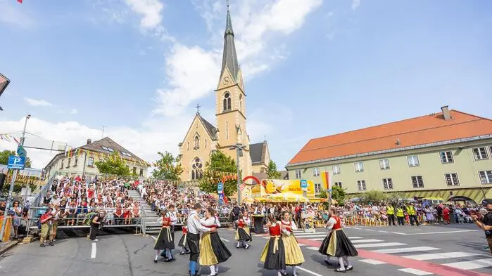 Die Ehrentribüne beim Trachtenfestzug am Villacher Kirchtag sorgt auch in den sozialen Medien für Diskussionen