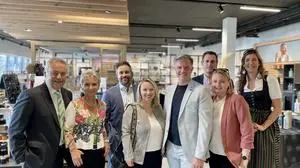Theodor und Heidemarie Müller, Andreas Dornhackl und Barbara Dornhackl-Müller, Mario Dornhackl, Karl Götterer und Cornelia Götterer-Müller und Standortleiterin Conny Grinschgl (v.l.)