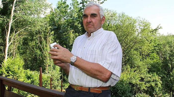Für Manfred Kohl ist es beruhigend, dass die Notfalltaste am Handy im Ernstfall auch wirklich funktioniert