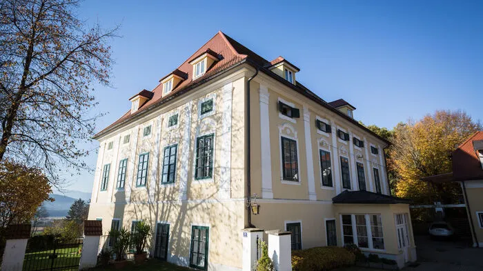 Schloss Ehrenbichl befindet sich nördlich von Klagenfurt und wurde im 17. Jahrhundert errichtet.