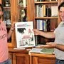Amtsleiter Mario Policar und Bürgermeister Wolfgang Stefitz (SPÖ) mit dem Probelayout der Titelseite der neuen Gemeindezeitung