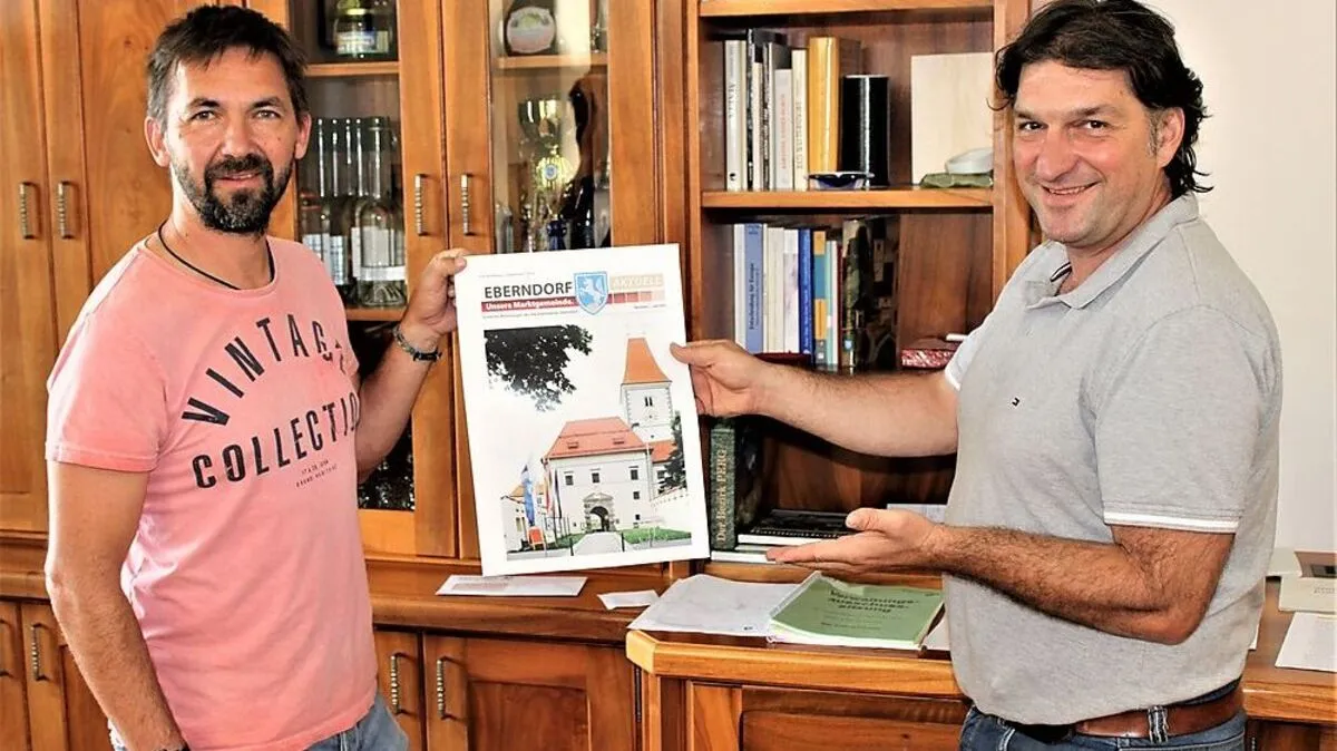 Amtsleiter Mario Policar und Bürgermeister Wolfgang Stefitz (SPÖ) mit dem Probelayout der Titelseite der neuen Gemeindezeitung