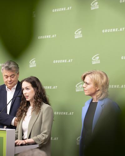 Schulterschluss bei den Grünen: Lena Schilling flankiert von Werner Kogler, Lore Gewessler, Sigrid Maurer und Stefan Kaineder