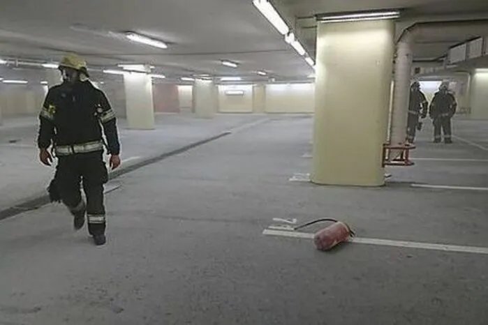 Bislang unbekannte Täter wüteten am Sonntag im ece: Sie verschossen das Pulver aus mehreren Feuerlöschern und verwüsteten die Garage. Zur Story.  