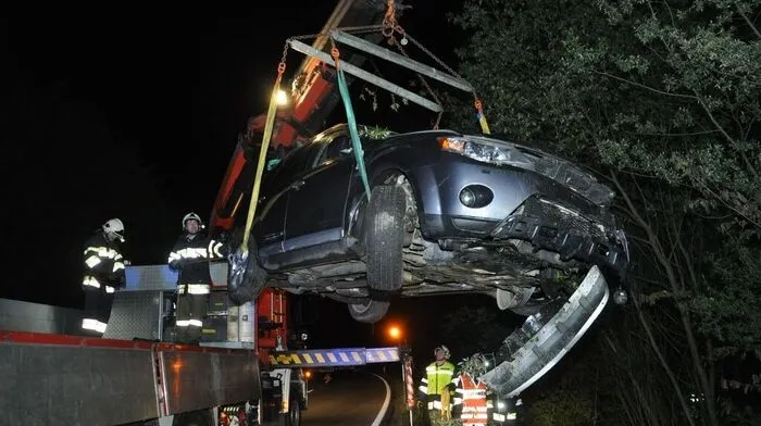 Das Unfallwrack wurde mittels WLF-Kran von der FF Voitsberg geborgen