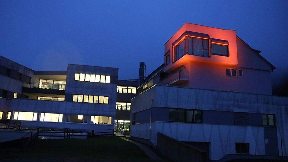 Das Krankenhaus Waiern wird ab Donnerstag orange beleuchtet.