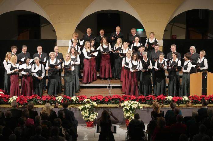 Ambidravi Vocal lud am Samstag zum Adventkonzert in die Aula der Fachhochschule in Spittal