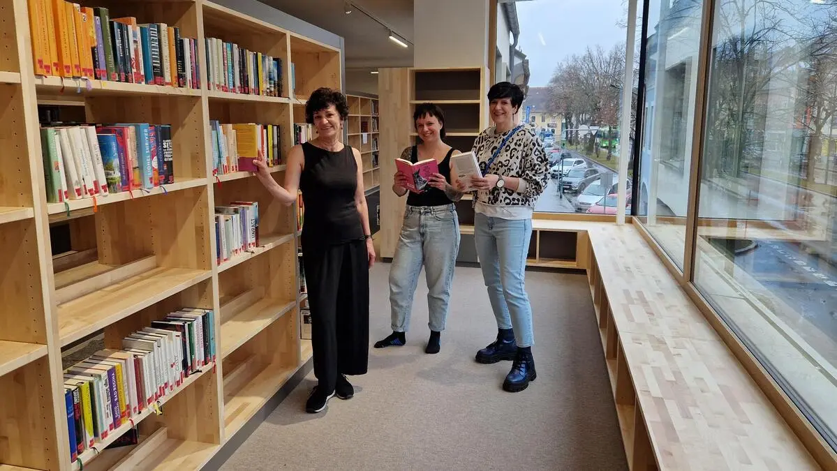 Innerhalb eines Tages wurden 12.000 Medien in die neue Bibliothek übersiedelt: Claudia Nestler, Anna Schöner und Astrid Kniendl (von links)