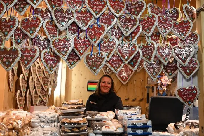 Farbenprächtig beleuchtete Fahrgeschäfte tauchten das Areal in ein buntes Lichtermeer. Klassiker wie Zielschießen, Glücksrad-Drehen, Zuckerwatte, bunte Luftballons, Lebkuchenherzen und viele weitere Attraktionen sorgten für große Begeisterung.