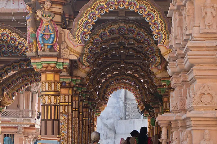 Zu sehen gibt es in der Hauptstadt von Gujarat etwa den farbenprächtigen Hindu-Tempel Swaminarayan-Tempel im Stadtzentrum.