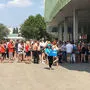 Tausende Fans warten bereits vor dem Stadion auf ihren Star Ed Sheeran