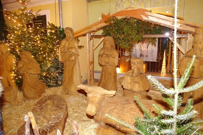 Bestaunt wurde auch die Krippe mit lebensgroßen, aus Holz geschnitzen, Figuren.