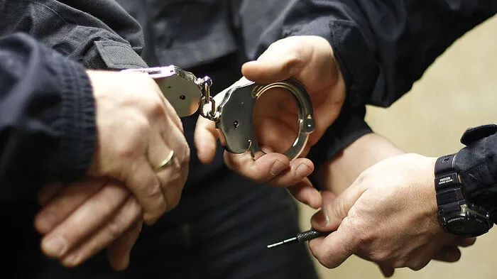 Dem Mann mussten Handfesseln angelegt werden