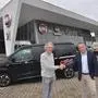 Christoph Grohs mit Gernold Opetnik (von links) vor dem Autohaus Grohs im Süden Wolfsbergs
