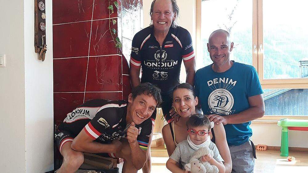 Die beiden Parasportler Michi und Radlwolf, Mutter Leni mit Valentin und Vater Christof