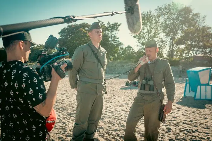 Bei den Dreharbeiten: Im Kinofilm „Der Wettkampf meines Lebens – Die Geschichte von Axel Mitbauer“ spielt La Regina als sogenannter Playing Director auch selbst als DDR-Militär mit