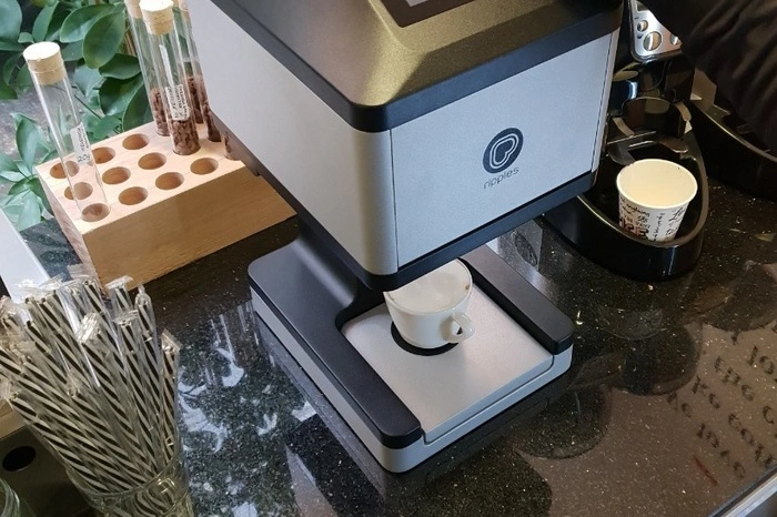 Bei der Bestellung im Il Café gibt er Bescheid und bestätigt das Wunschfoto.