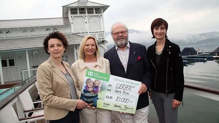 Scheckübergabe: Susanne Maurer-Aldrian, Ingrid Flick, Werner Frömmel, Ilona Geitner (von links)