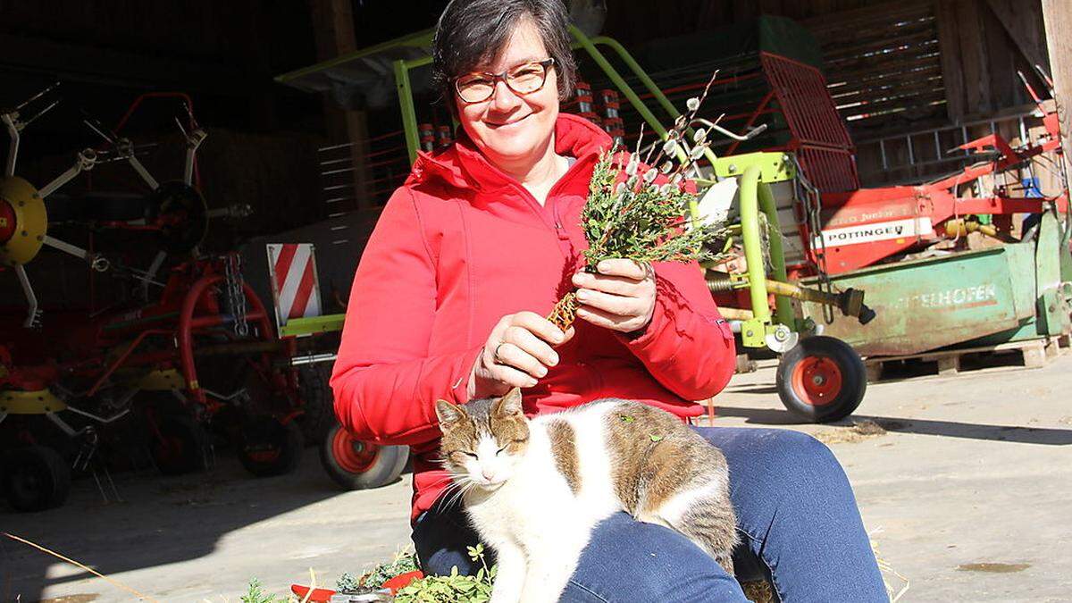 Sylvia Schilcher mit einem selbst gebundenen Palmbuschen