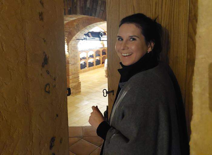 Auf der Suche nach dem „geheimen Geräusch“: Bettina Thaller vermutet etwas im Weinkeller