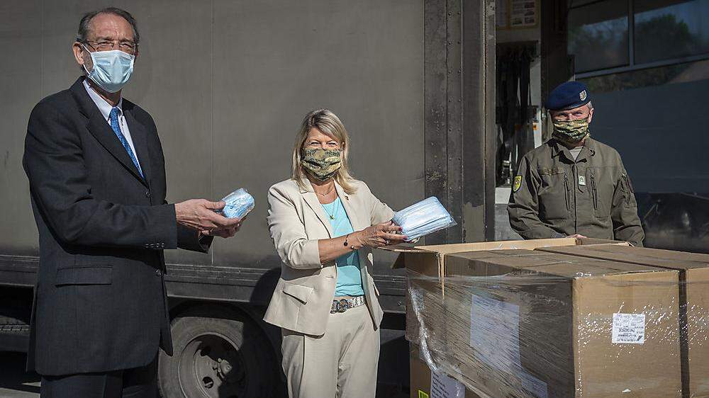 Die Minister Heinz Faßmann und Klaudia Tanner mit den Schutzmasken