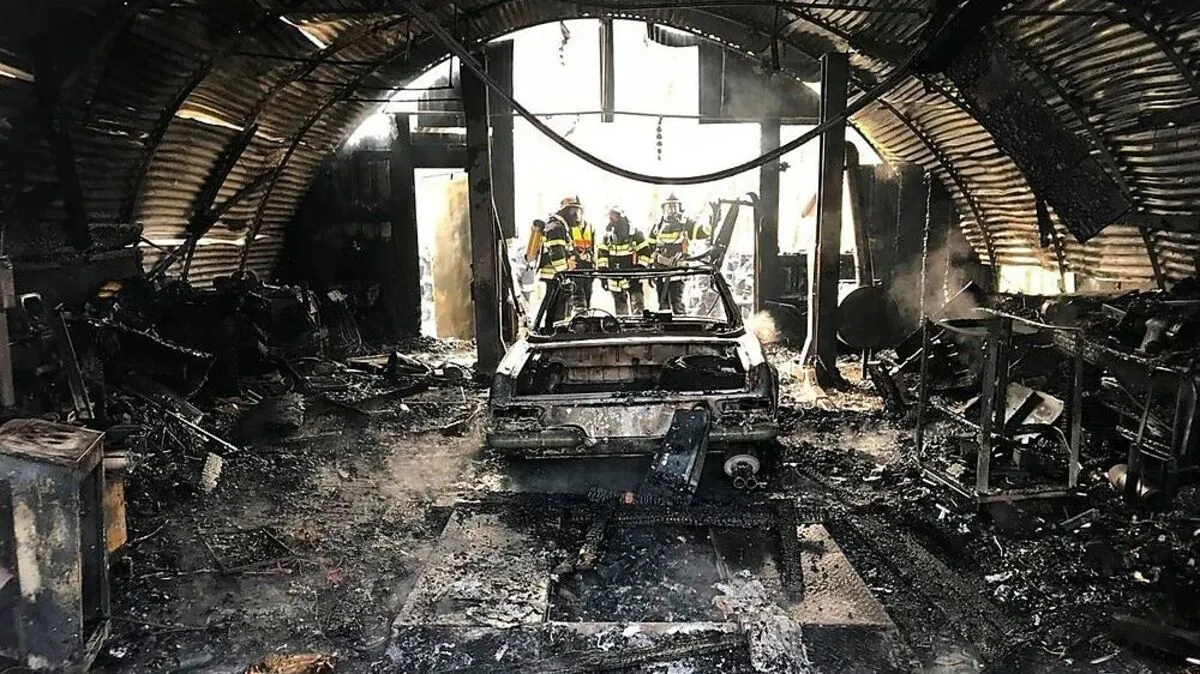 Der Pkw in der Garage brannte vollständig ab