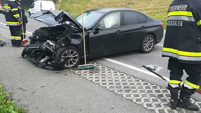 Beide Lenker wurden bei der Kollision leicht verletzt. Ein Beifahrer erlitt Verletzungen unbestimmten Grades.