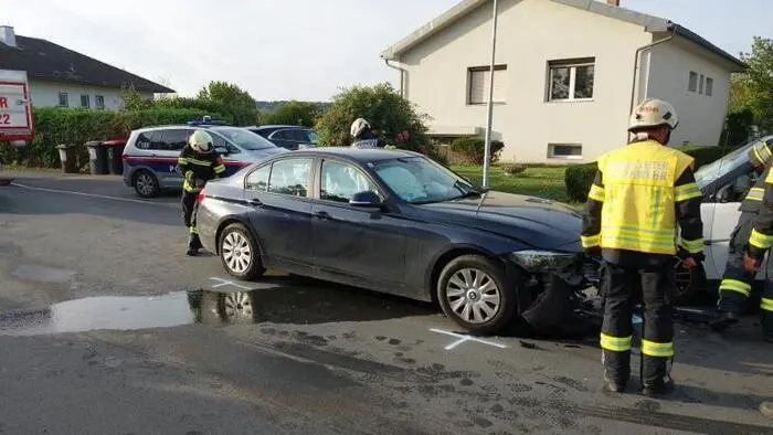 Die beiden Fahrzeuglenker wurden verletzt ins Krankenhaus gebracht