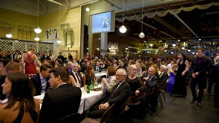 Einen Ball der Superlative und eine rauschende Ballnacht erlebten 77 Tanzpaare der drei Maturaklassen der BAfEP Hartberg in der Hartberghalle