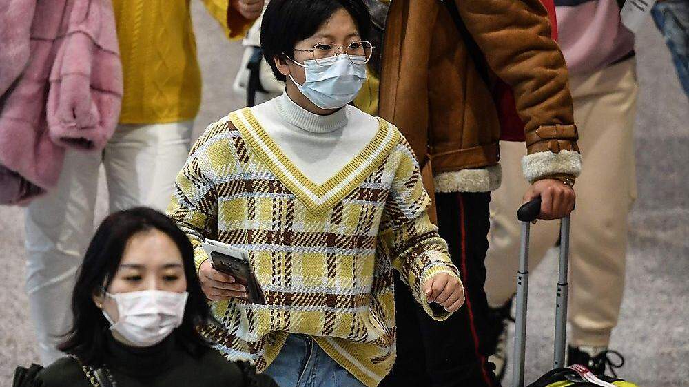 So sehen derzeit auch viele Touristen in Hallstatt aus: Asiaten mit Mundschutz
