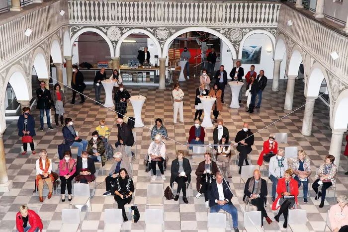 Bei der Vernissage wurden u.a. gesehen: Grußworte gab es von der 1. Vizebürgermeisterin Silvia Radaelli,  die Malerinnen, bzw. Künstlerinnen Karin Mattersdorfer und Beatrix Suntinger-Zygartowski, Margot Passegger (Vize-Weltmeisterin im Seniroren Tennis), Prof. Franz Nagele und Angelika Maier-Ivanovic (STAMA-Stadtmarketingmanagerin).