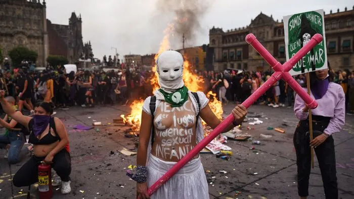 Nach mehreren Aufsehen erregenden Morden an Frauen sind in Mexiko-Stadt Zehntausende Demonstrantinnen für ihre Rechte auf die Straße gegangen.
