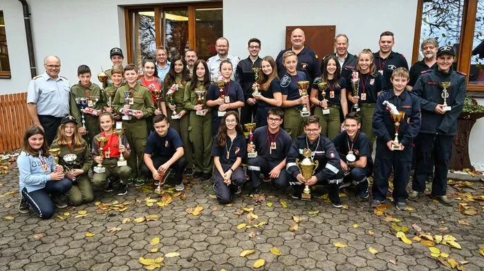 77 Mädchen und Buben aus dem gesamten Bereichsfeuerwehrverband Leoben nahmen mit ihren Betreuer am diesjährigen Kegelturnier teil, um die besten Kegler unter ihnen zu ermitteln.