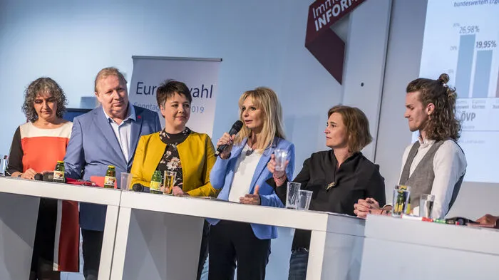 Von links: Cristina Tamas (KPÖ), Christian Pirker (Neos), Olga Voglauer (Grüne), Claudia Wolf-Schöffmann (ÖVP), Elisabeth Dieringer-Granza (FPÖ) und Luca Kaiser (SPÖ) stellten sich den Fragen der Moderatoren ...