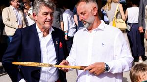 Thomas Muster mit GAK-Präsident Heinz Steinlechner und „seinem“ Schläger 