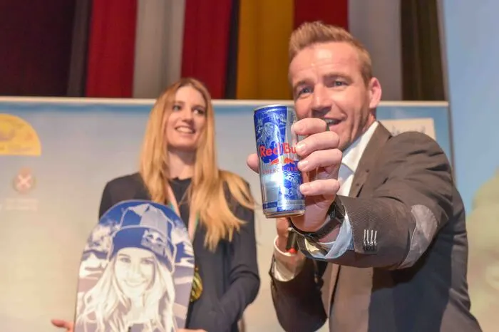 Moderator Joschi Pecharz zeigt eine der Red-Bull-Dosen, die in limitierter Stückzahl mit Anna Gassers Konterfei erscheinen werden.