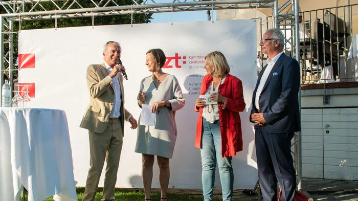 Mehr als 300 Gäste gaben sich beim Sommerfest der Länderkammern Kärnten und Steiermark im Klagenfurter Schloss Loretto ein Stelldichein. Klicken Sie sich durch die Fotoserie.