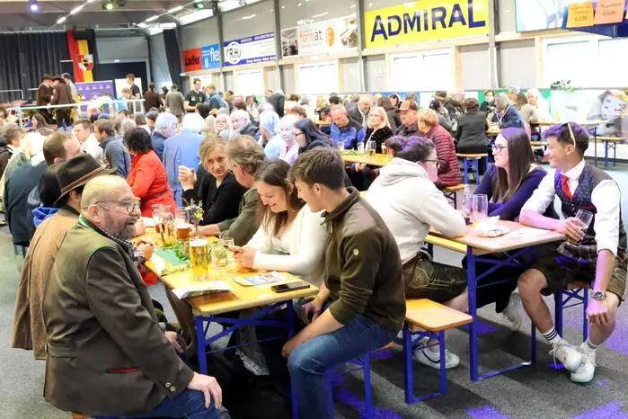 Höhepunkt war zweifelsohne der Festakt am Sonntag, bei dem der Plattler-Obmann neben mehreren Gemeindeoberhäuptern unter anderem Landeshauptmann-Stellvertreter Martin Gruber, Landwirtschaftskammerpräsidenten Siegfried Huber, „Hausherrn“ Bürgermeister Andreas Grabuschnig sowie Hirter Bier-Verkaufsleiter Willi Schnitzler willkommen heißen konnte. Ein Video von der Jubiläumsfeier gibt es auf Facebook Kleine Zeitung St. Veit/Feldkirchen zu sehen. Klicken Sie sich durch die Fotogalerie!