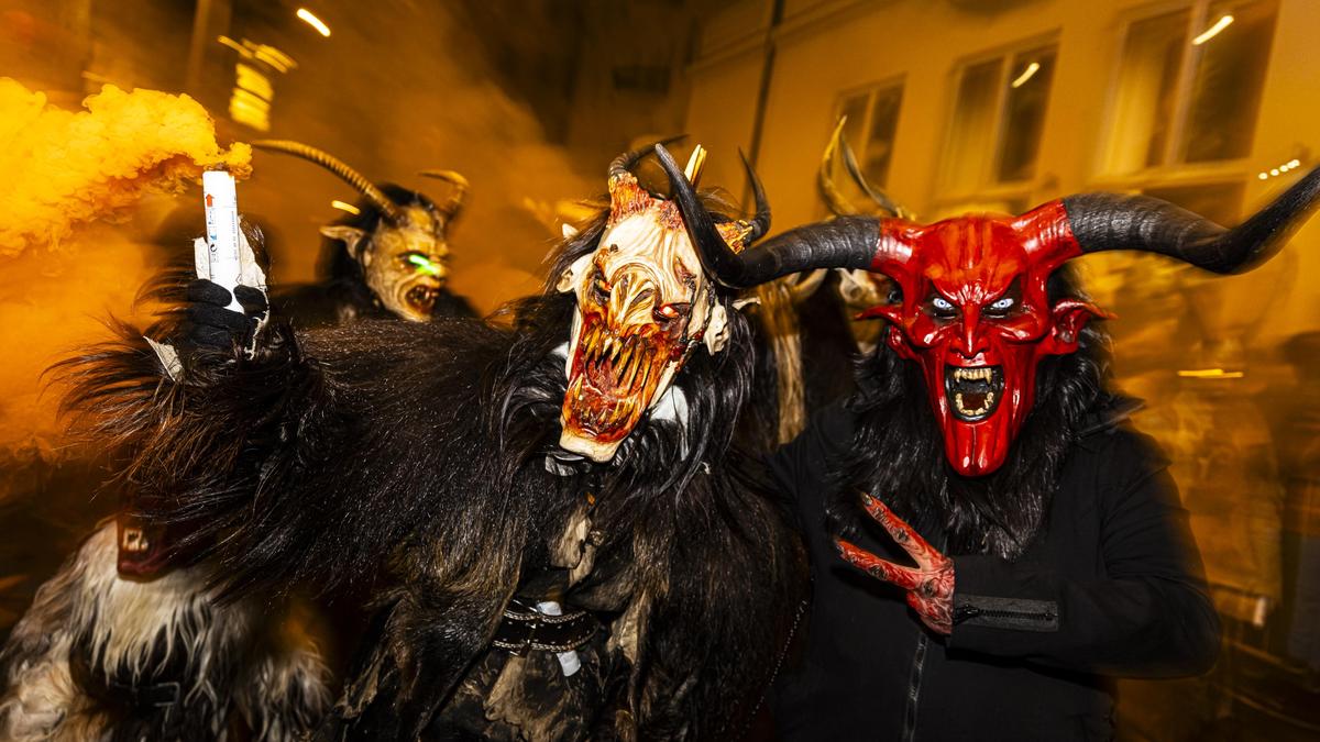 Höllische Stimmung verbreiteten die Krampuse beim 31. Villacher Umzug