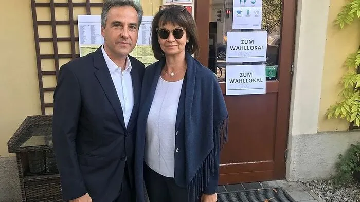 Der amtierende Grazer Bürgermeister Siegfried Nagl und seine Frau gaben beim Restaurant Brandhof in St. Leonhard ihre Stimme ab. "Mein Team und ich haben alles gegeben", es sei ein anstrengender Wahlkampf gewesen. Deshalb wollte er noch am Vormittag bei einem Spaziergang im Wald Kräfte sammeln, ehe es nach dem Mittagessen ins Rathaus geht.