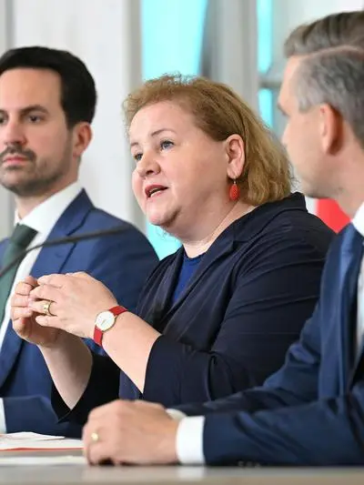Christoph Wiederkehr (NEOS), Sozialministerin Korinna Schumann (SPÖ) und Wirtschaftsminister Wolfgang Hattmannsdorfer (ÖVP)