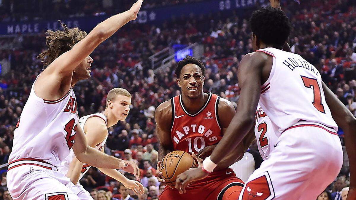 Pöltls Teamkollege DeMar DeRozan (Mitte) war von den Chicago Bulls nicht zu stoppen