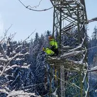 Der unermüdlichen Arbeit von Monteuren ist es zu verdanken, dass das Stromnetz rasch wiederhergestellt werden konnte