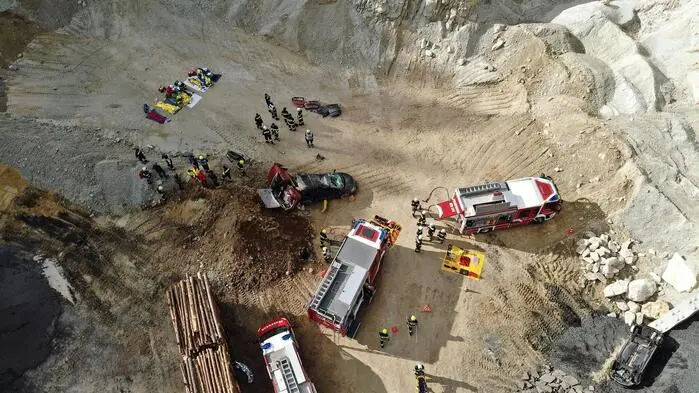 Zwei schwere Verkehrsunfälle mit mehreren eingeklemmten Personen im Steinbruch in Falkenstein sowie ein Waldbrand beim Windpark Steinriegel hielten 300 Einsatzkräfte am vergangenen Wochenende im Oberen Feistritztal in Schach.