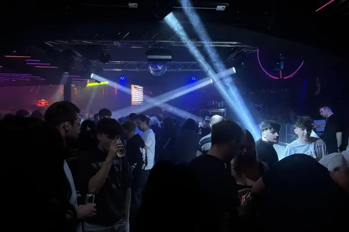 Schon kurz nach dem Einlass füllte sich der Club. Zahlreiche Gäste wollten sich selbst ein Bild vom neuen Konzept und dem modernisierten Ambiente machen. 