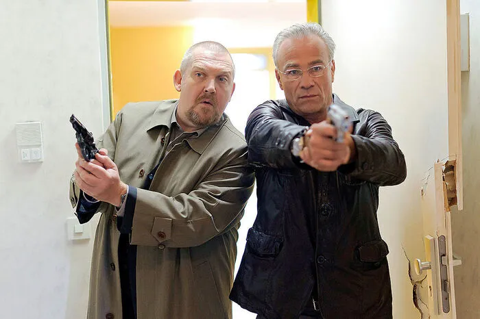 Köln. Hauptkommissar und Familienmensch Freddy Schenk (Dietmar Bär) und sein Kollege und Frauenschwarm Max Ballauf (Klaus J. Behrendt) sind ein routiniertes, eingespieltes Team. Im Einsatz und am Würstlstand seit 1997.