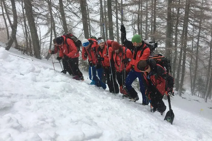 Last but not least wurde auch das Auffinden, Ausgraben und Versorgen von Lawinenopfern geübt. Die winterliche Witterung – eisige Temperaturen, starker Schneefall und schlechte Sicht – verschärfte die Rahmenbedingungen.