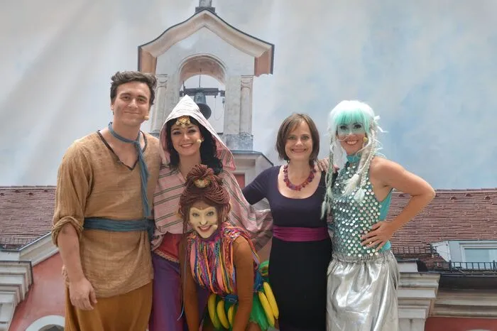 Aladin, Prinzessin Jasmine, Äffin Susu und Dschinni vor der Premiere mit Intendantin Nina Blum