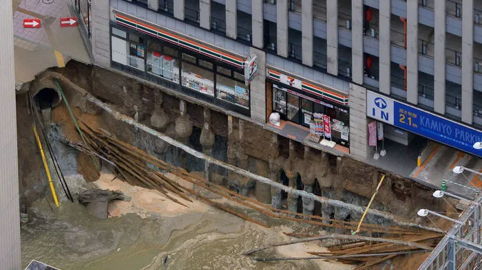 Im Süden von Japan ist eine viel befahrene Straße zum Teil eingestürzt.